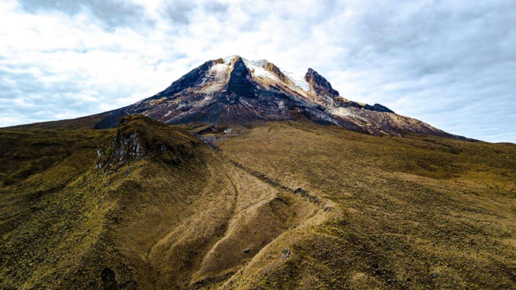 Birds eye view of nevado del tolima and paramo